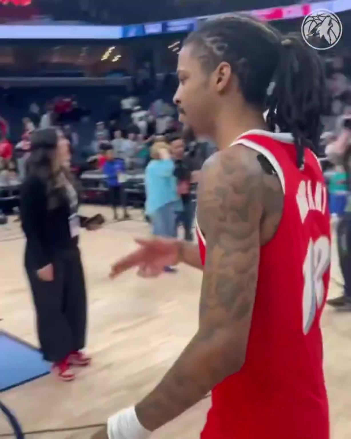 笑死！莫蘭特賽后與華子握手，竟然也是比出“手槍”的手勢