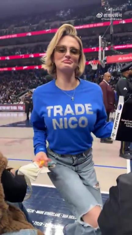 主場不準球迷打印“解雇Nico”標語，女球迷就出此下策