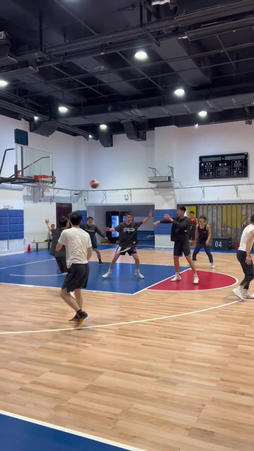 對手回家后：老婆，我今天在野球場匹配到巔峰馬刺隊了！