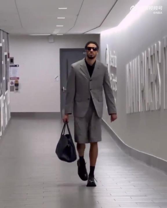 時尚潮男！哈利今日一身灰西裝短褲墨鏡搭配入場 腿真細！