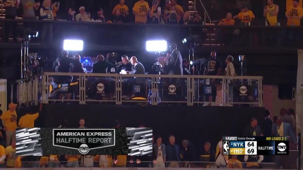 啊？轉(zhuǎn)播鏡頭給到解說看臺(tái)，奧尼爾居然抱著一個(gè)人在彎舉