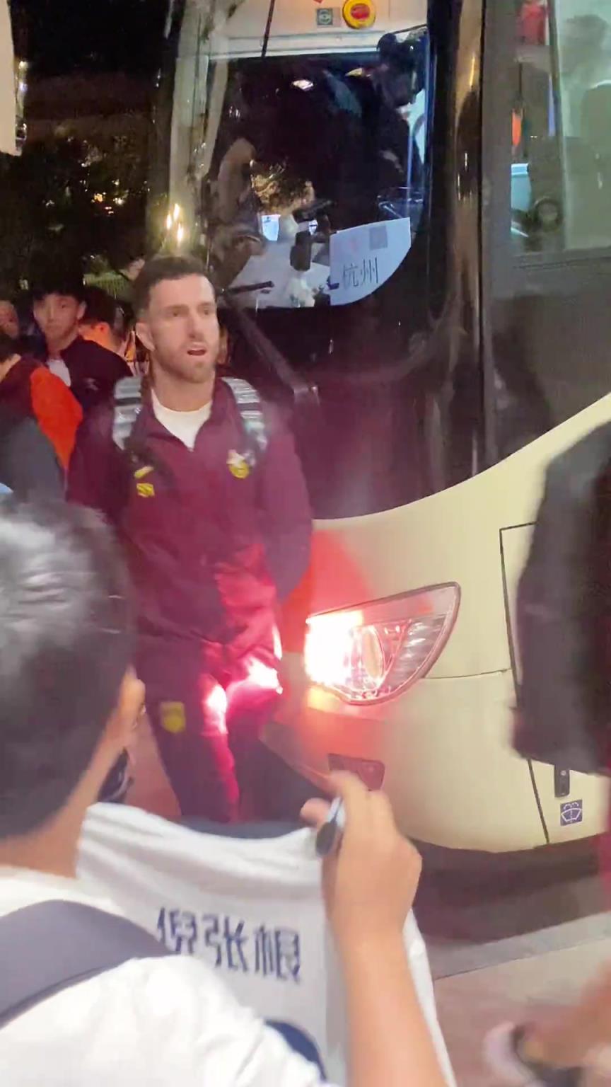 韋世豪嚇得箭步逃跑！國(guó)足深夜到酒店差點(diǎn)被摁在車頭不讓走