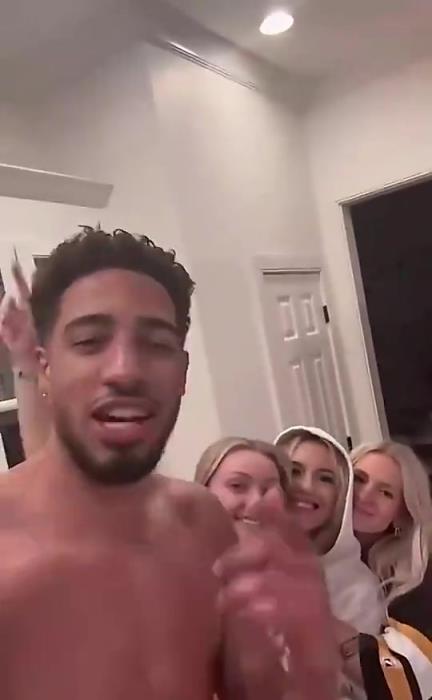 今日怒砍歷史級(jí)三雙！哈利此前光著膀子與三位金發(fā)美女同框