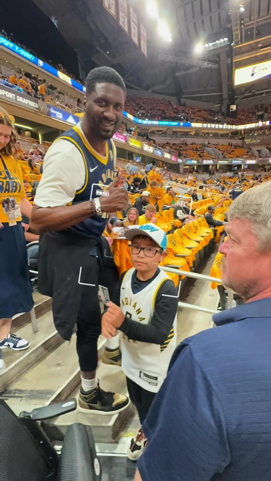 現(xiàn)在真成高圓圓了！步行者名宿希伯特現(xiàn)身主場(chǎng)給小球迷簽名