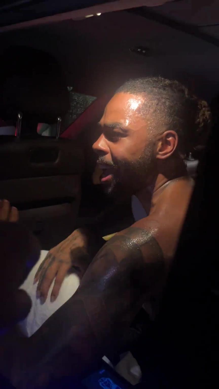 太熱情了！拉塞爾中國(guó)行坐車離開球迷們被團(tuán)團(tuán)圍住