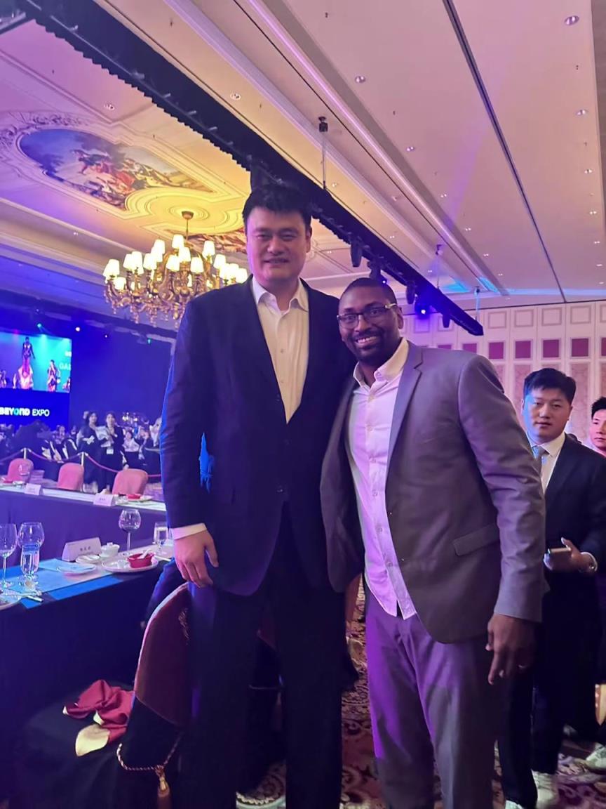 阿泰斯特曬與姚明合照：這是我最喜歡的隊(duì)友 姚??！