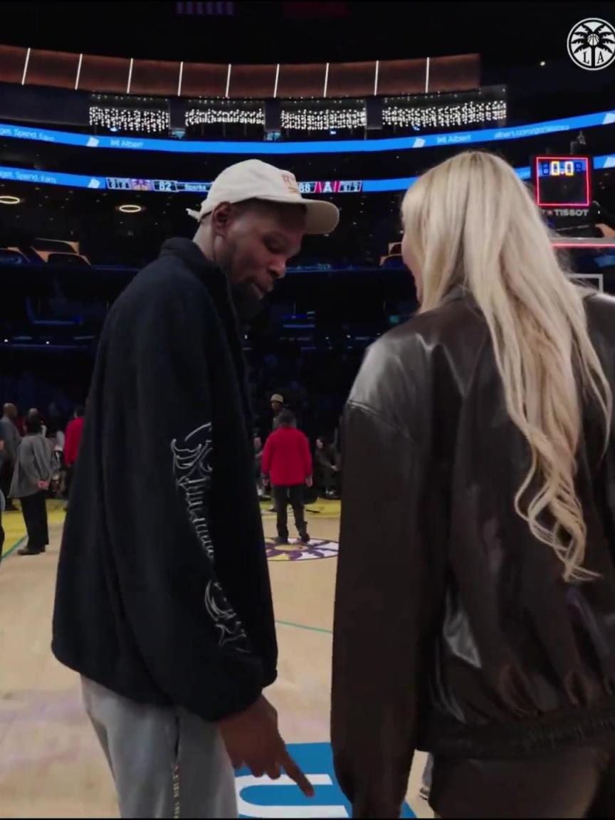 小帥這氣質(zhì)！杜蘭特與庫(kù)里教妹布林克擁抱，眼睛好像一直偷瞟布林克大長(zhǎng)腿