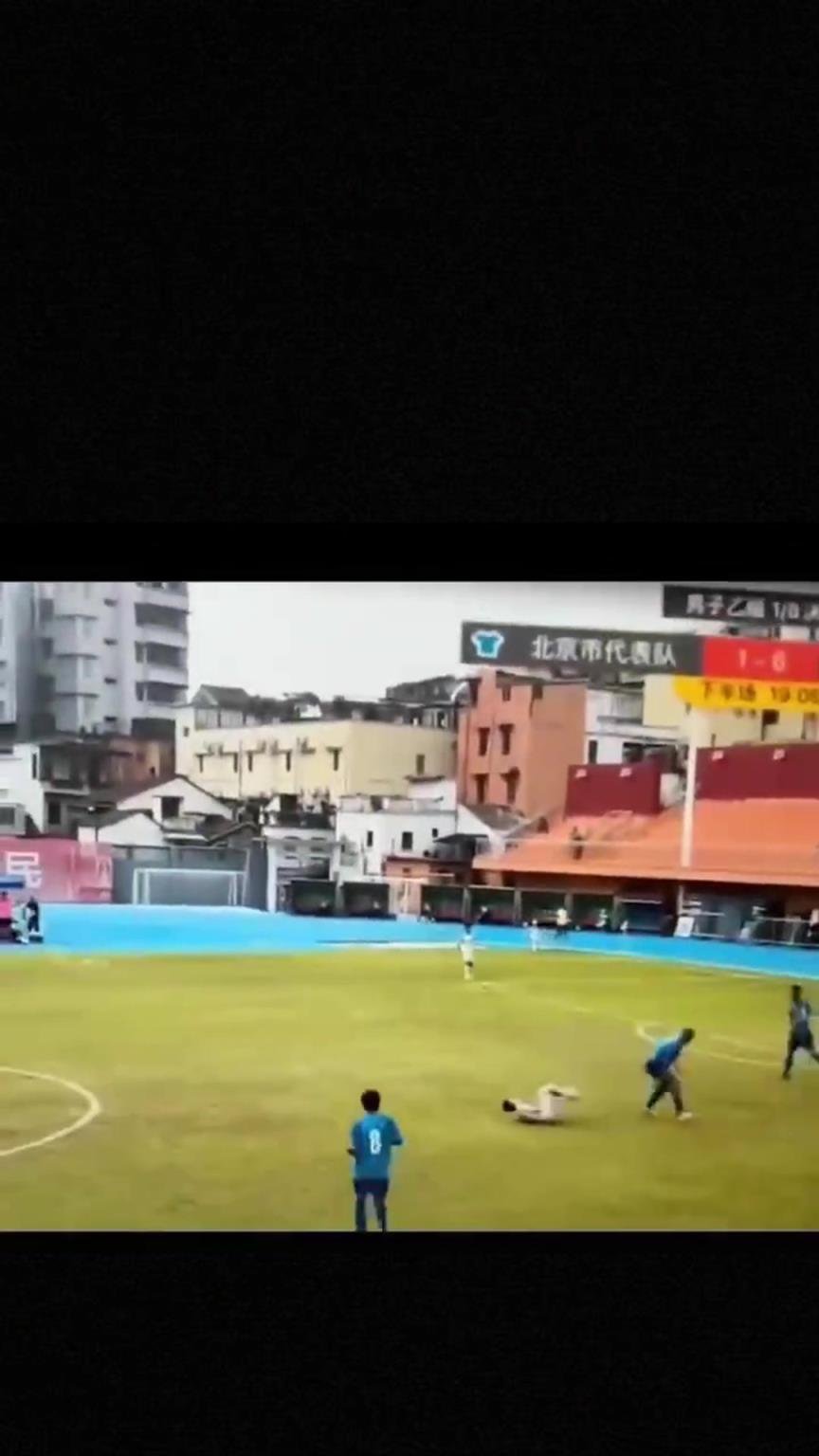 太可怕了！全運(yùn)會(huì)驚現(xiàn)殺人足球，球員將對(duì)手直接踢骨折