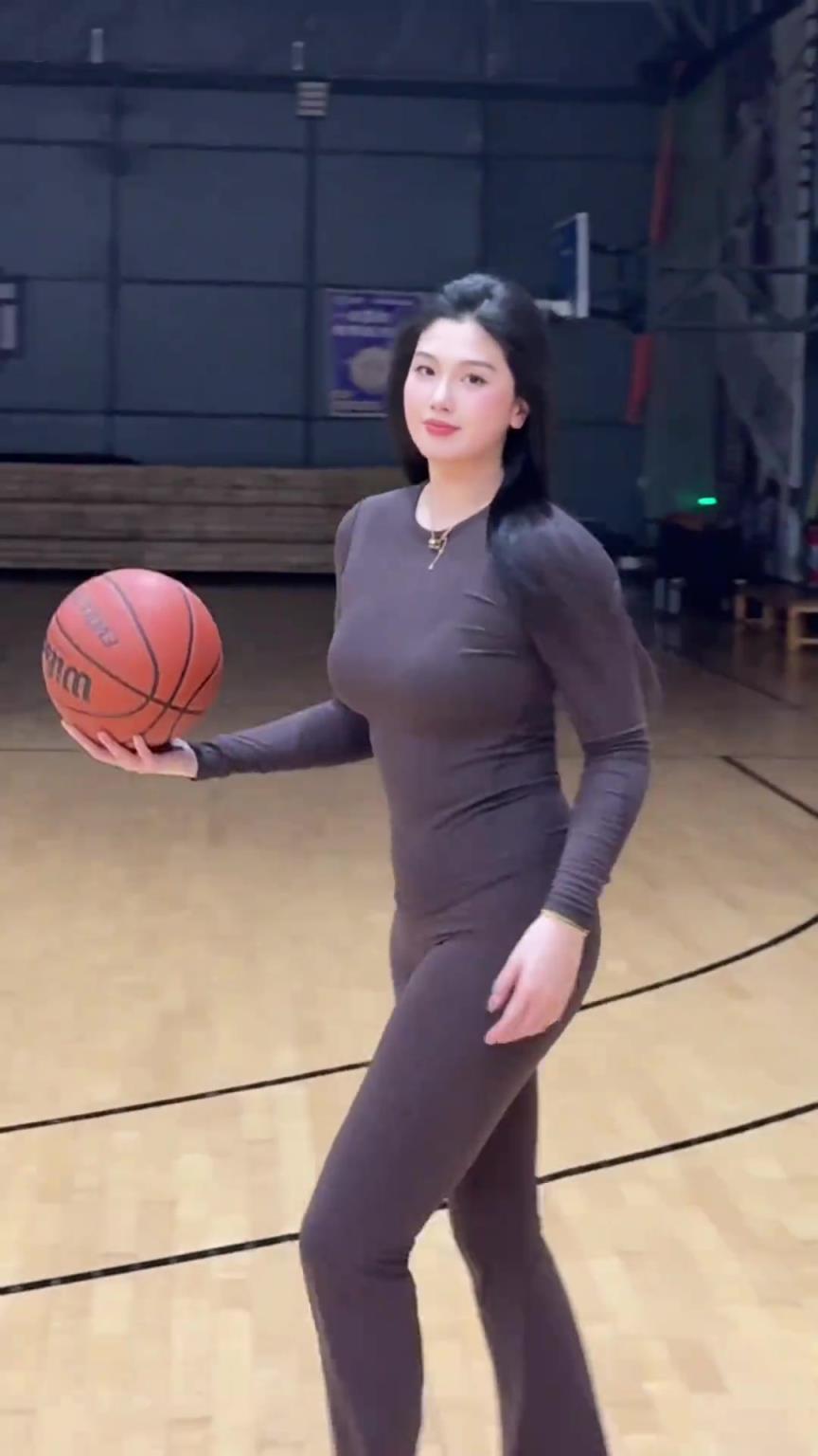 低配版卡戴珊！野球場肘姐這身材，懂的吧友都懂！