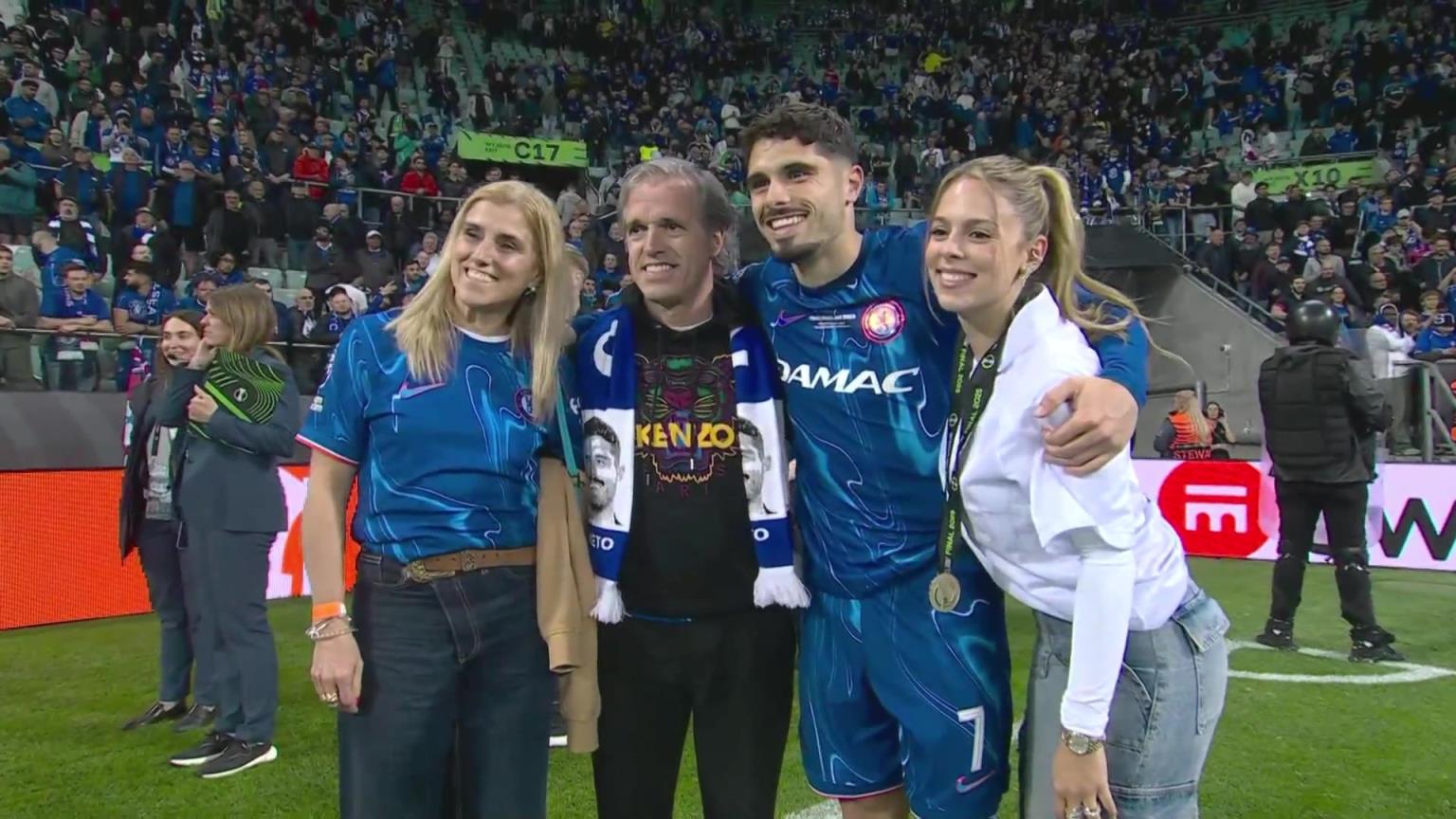 內(nèi)托好福氣！奪冠后高顏值女友來合照，身材相當哇塞！