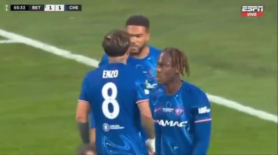 繼續(xù)干！恩佐進球后給了詹姆斯一巴掌，兩人頂頭互相打氣