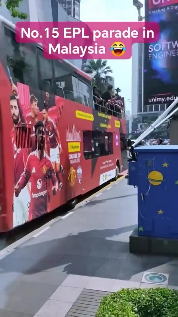 游街示眾？曼聯(lián)在馬來西亞街頭大巴游行，球迷笑噴