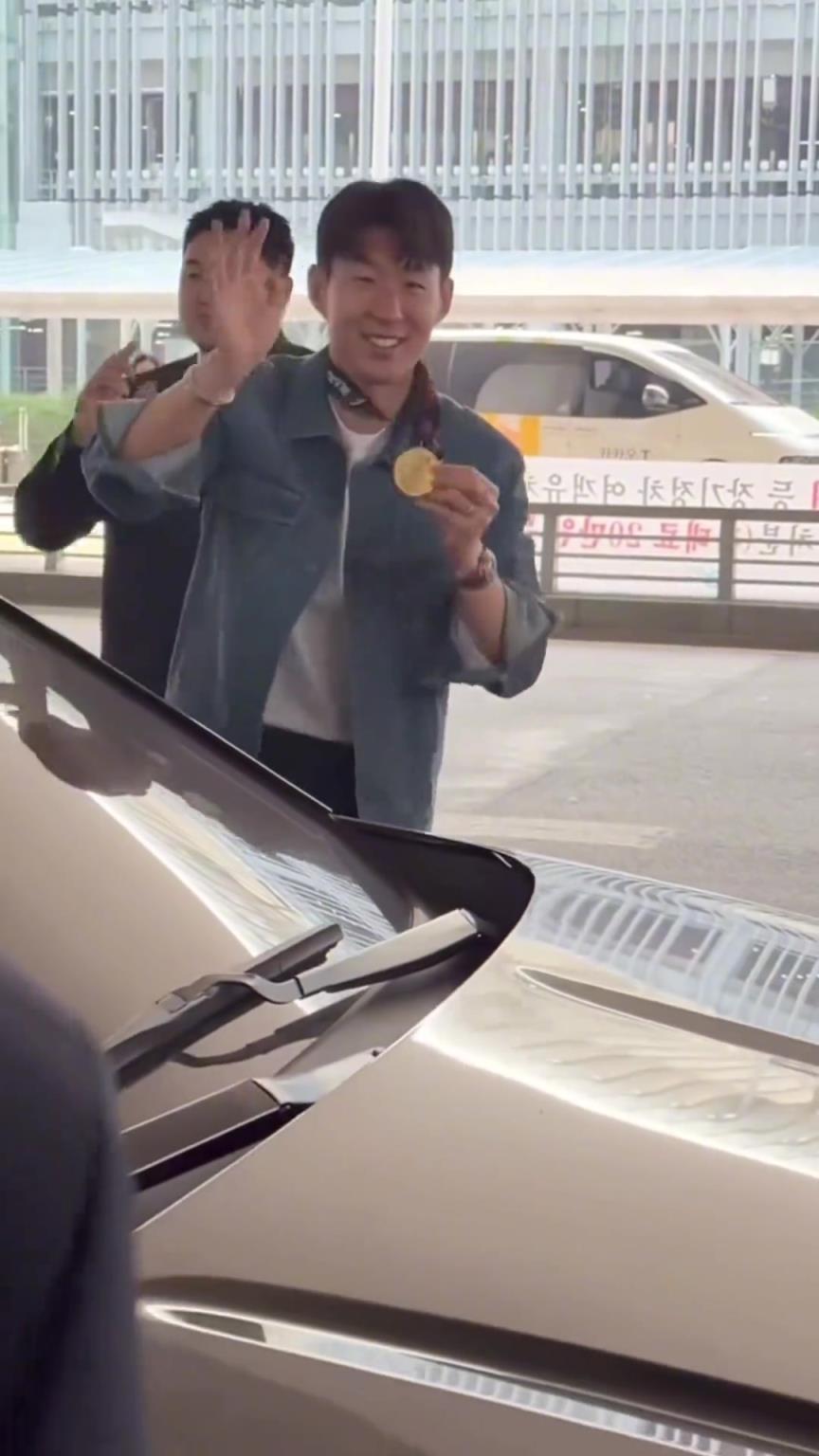 衣錦還鄉(xiāng)！孫興慜返回韓國，眾多女球迷讓其把歐聯(lián)獎牌戴上