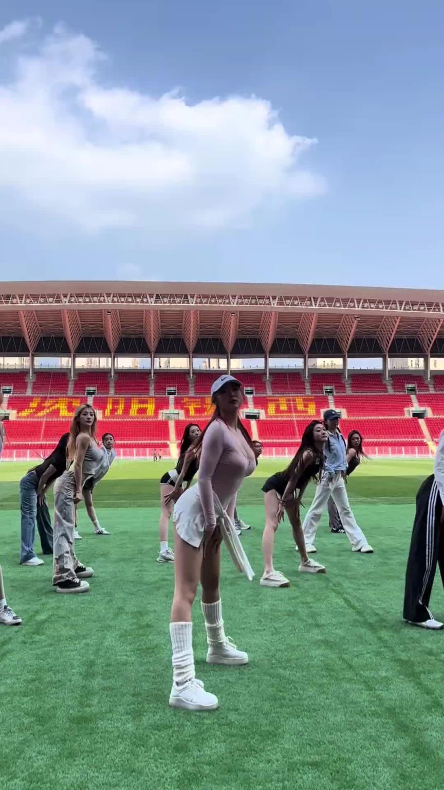 好看！在彩排的遼寧鐵人啦啦隊小姐姐們