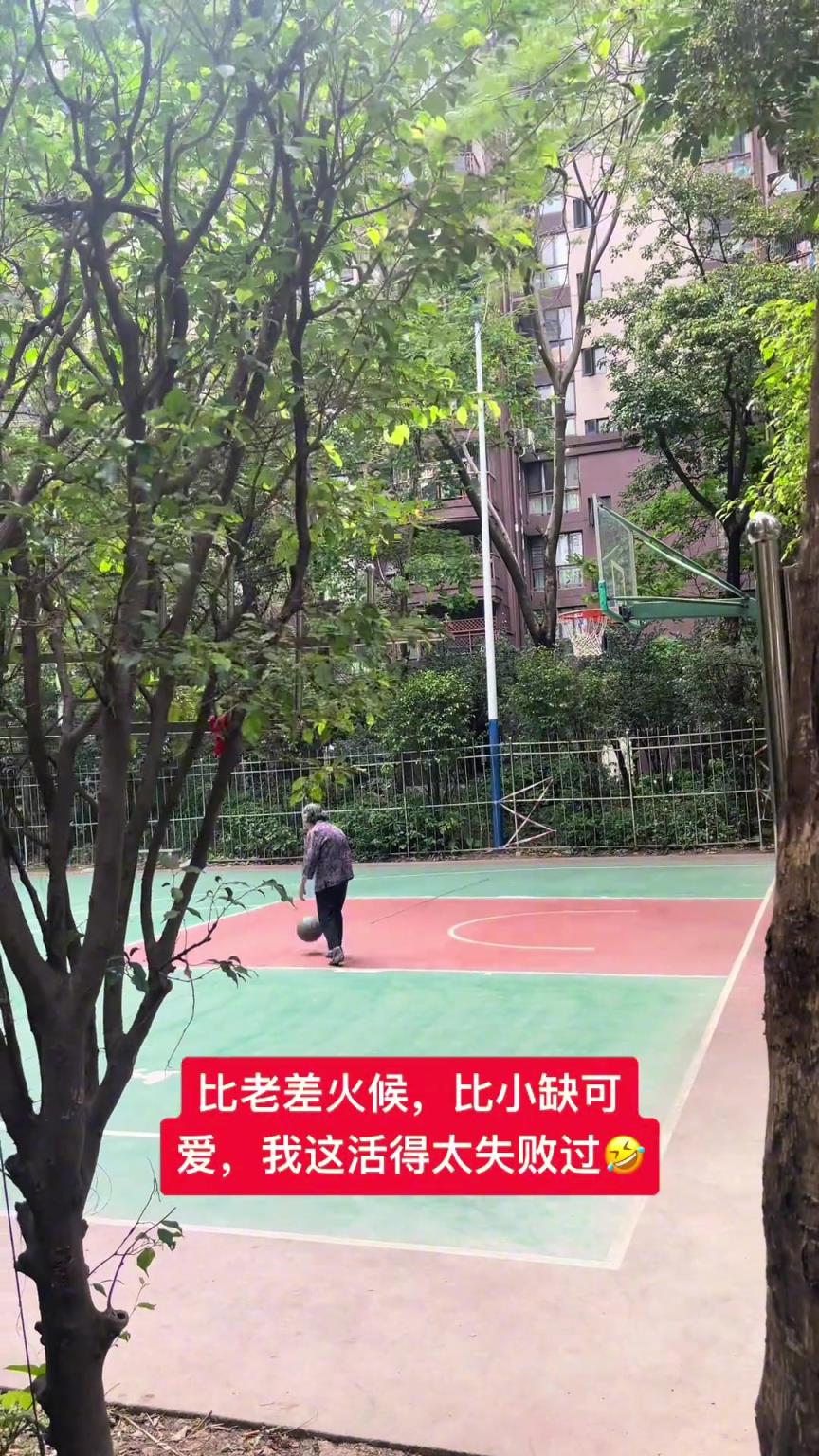 這阿婆單手一投一個(gè)準(zhǔn)，姜還是老的辣