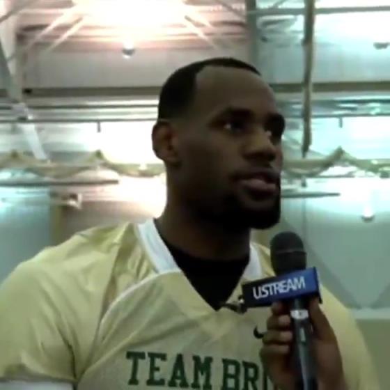 哥兩個(gè)還會(huì)這個(gè)??？11年NBA停擺期間老詹和阿杜組隊(duì)玩橄欖球