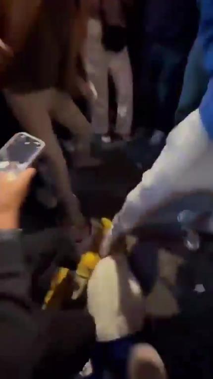 驚！尼克斯大勝步行者后，哈利伯頓遭主場(chǎng)球迷群毆