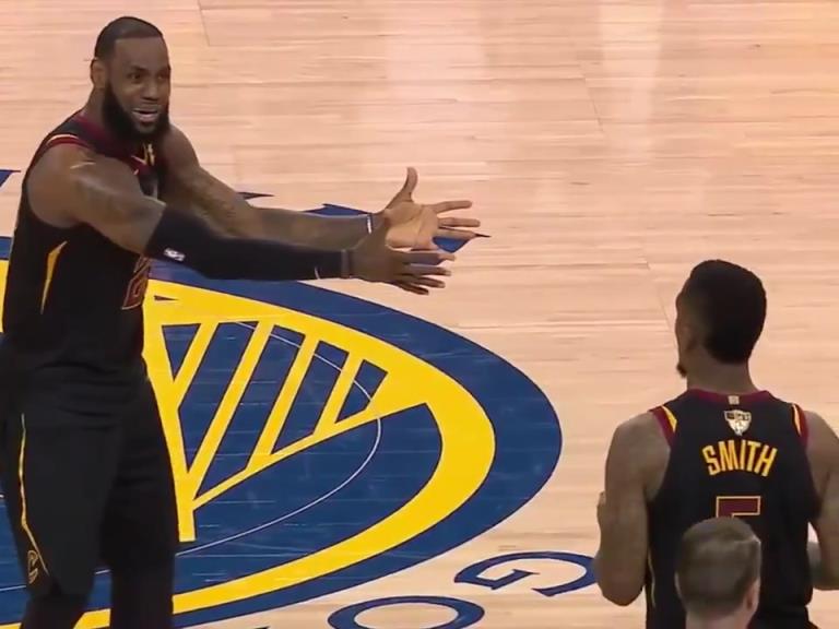 名場(chǎng)面！JR搶下關(guān)鍵籃板沒(méi)看表，老詹質(zhì)問(wèn)JR為何傳球