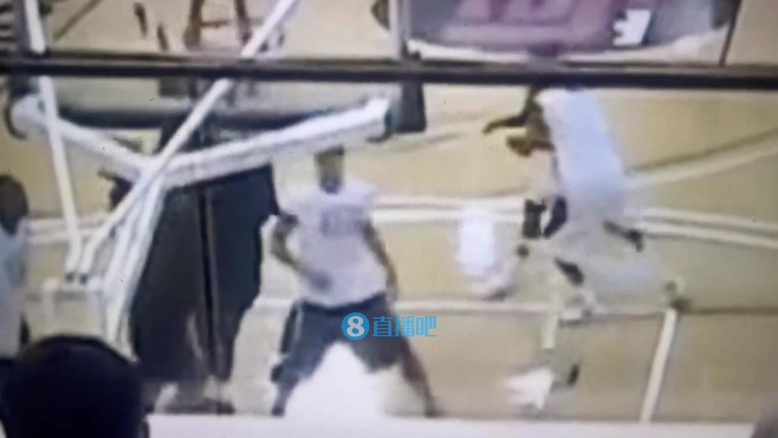 引熱議！美媒翻舊賬：當(dāng)年詹姆斯被大學(xué)生隔扣，耐克沒收了錄像帶