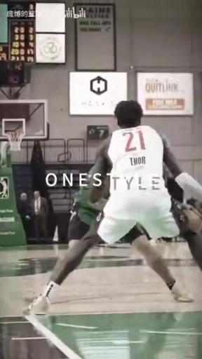正統(tǒng)美式后衛(wèi)！JD戴維森炒菜后低手合球，對抗上籃打進(jìn)！
