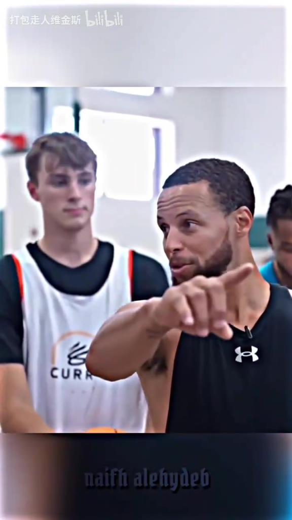 庫里：其實(shí)這個(gè)暴扣是我教的！當(dāng)弗拉格出現(xiàn)在庫里的訓(xùn)練營！