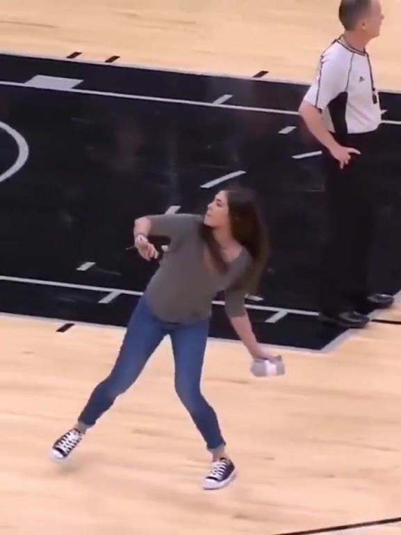 不愧是美國女籃主力，普拉姆的力量太嚇人了