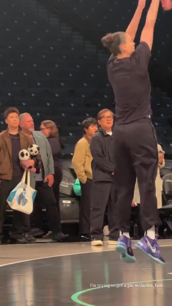 71歲成龍現(xiàn)身巴克萊中心看女籃比賽：她們投籃怎么那么準(zhǔn)?。?！