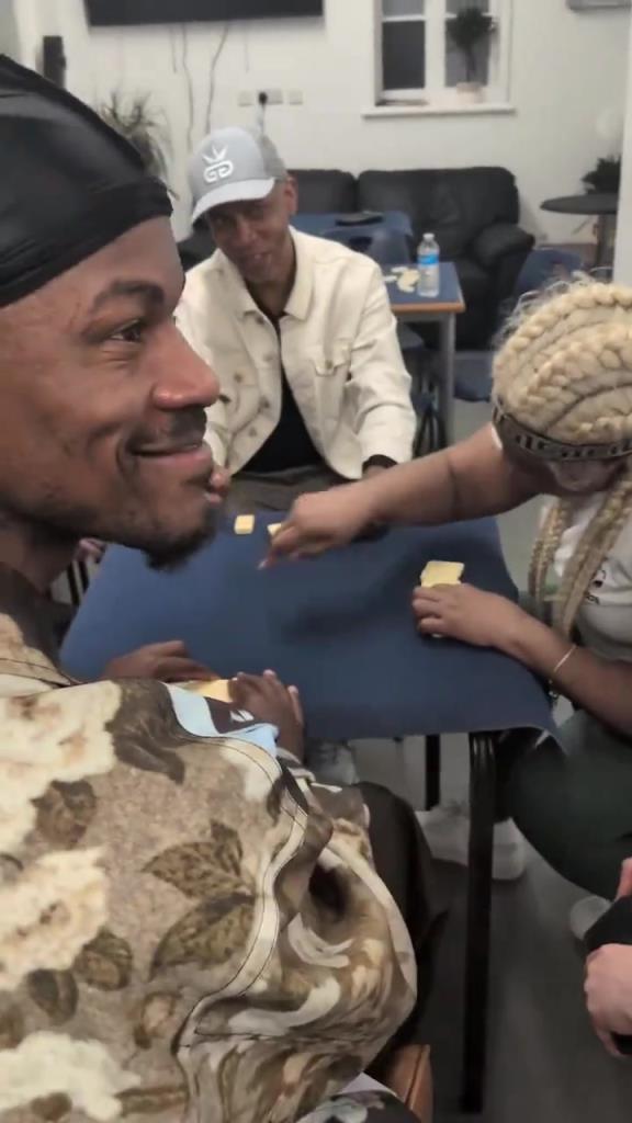 想找到巴特勒很簡單，因?yàn)樗辉诨@球場，就在棋牌室