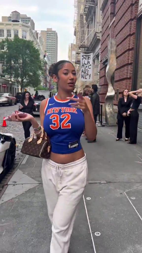 哇塞！一豐滿尼克斯女球迷身穿唐斯球衣，真是太吸引眼球了