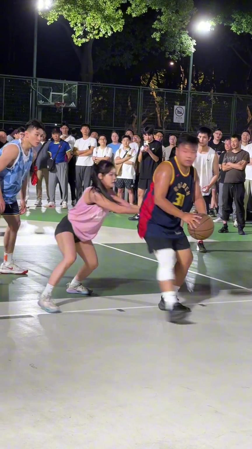 這哥們看見(jiàn)防自己的是女生，一個(gè)勁背打，球也不傳了