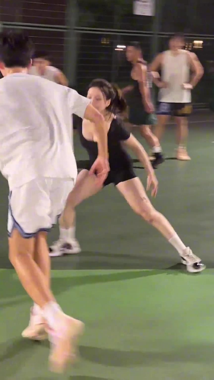 小姐姐防得真兇！瘦點(diǎn)的男生都拿她沒(méi)辦法